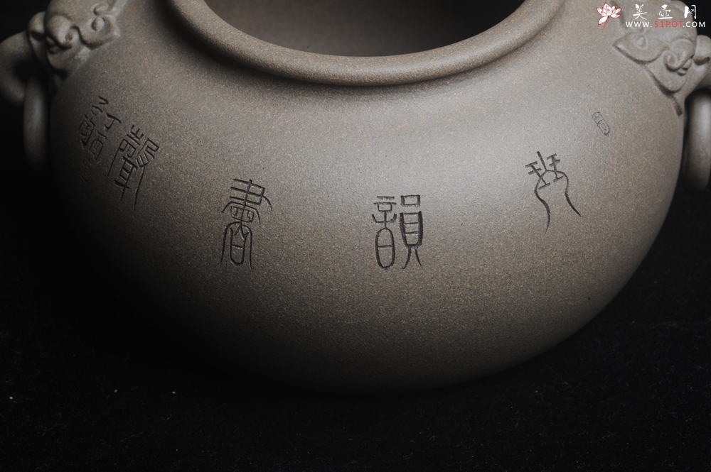 紫砂壶图片：特惠 老青段瑞兽双耳罐 茶仓 茶叶罐 水洗 烟灰缸 多用 子陶刻抚琴图 琴韵书声 - 美壶网