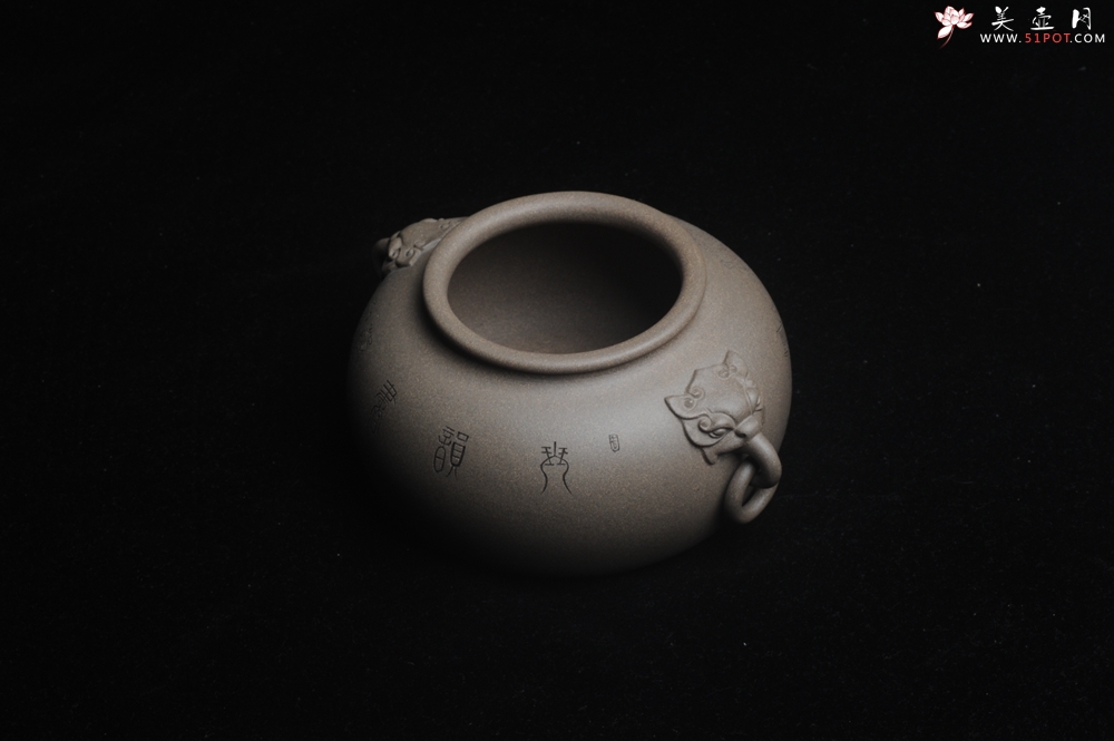 紫砂壶图片：特惠 老青段瑞兽双耳罐 茶仓 茶叶罐 水洗 烟灰缸 多用 子陶刻抚琴图 琴韵书声 - 美壶网