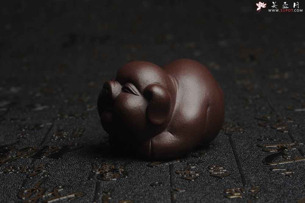 紫砂壶图片：美宠特惠 精工好料福气猪茶宠摆件 灰常可爱 长6.3cm高3.5cm - 美壶网
