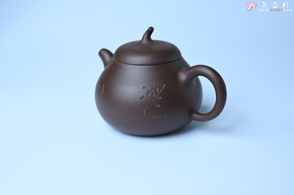 紫砂壶图片：毛国强入室弟子黄云初 特好老紫泥涤心茄段 何水法书法 刘世涛伯陶刻 - 美壶网