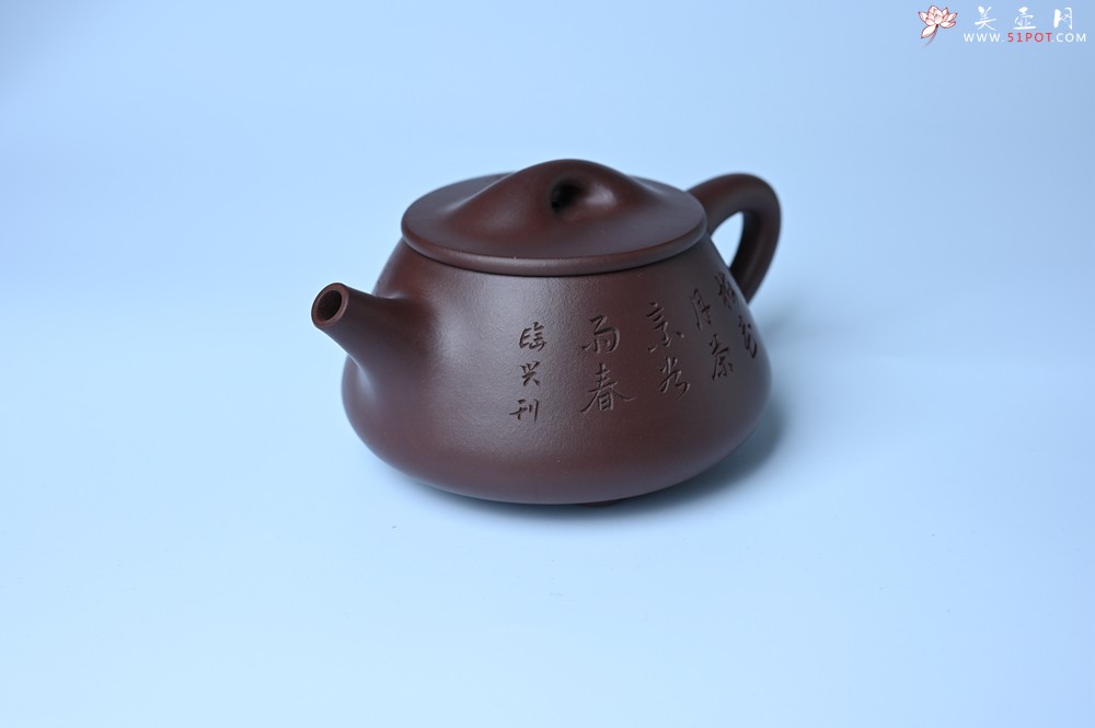 紫砂壶图片：实力派工艺师周斌 底槽青全手工精工满瓢壶 陶兴双刀装饰 诗写梅花月,茶烹谷雨春 - 美壶网