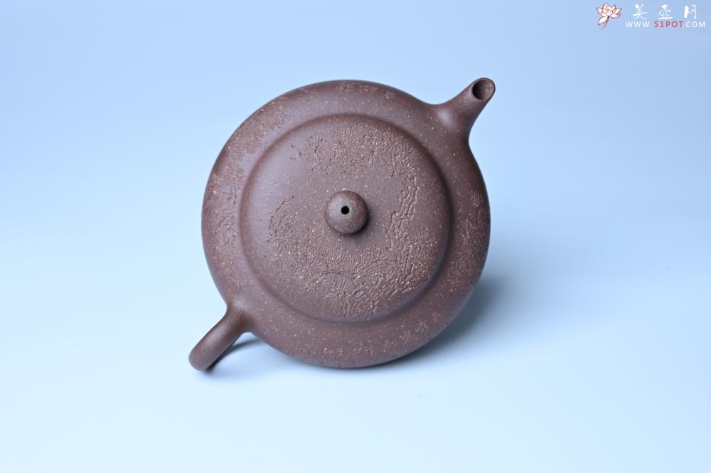 紫砂壶图片:美壶特惠 特好紫泥扁玉壶 装饰不老松 文气十足 - 美壶网