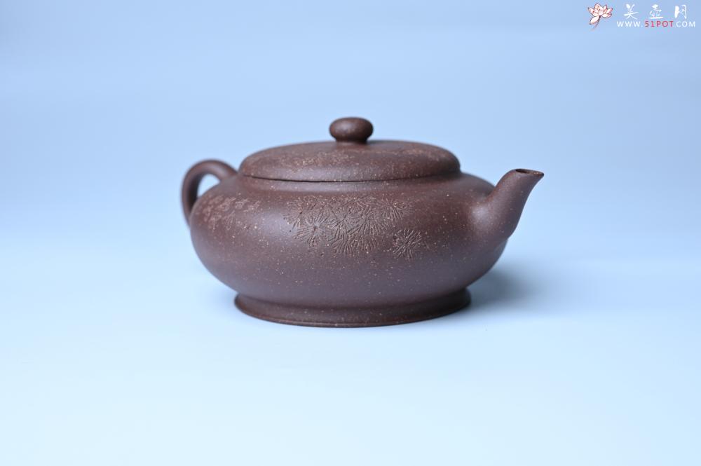 紫砂壶图片:美壶特惠 特好紫泥扁玉壶 装饰不老松 文气十足 - 美壶网