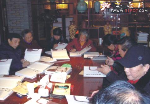 紫砂壶图片：《吴云根紫砂艺术》弟子现场签名 - 美壶网