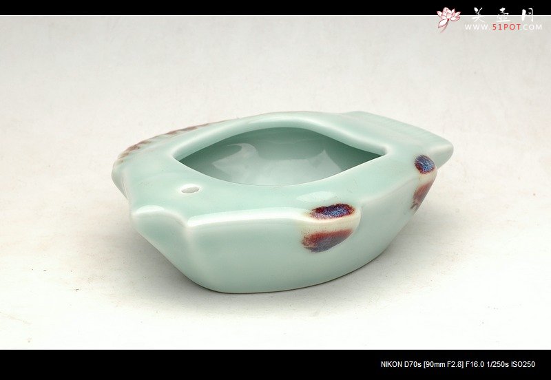 紫砂壶图片：宜兴青瓷-鱼乐文房杂件 - 美壶网