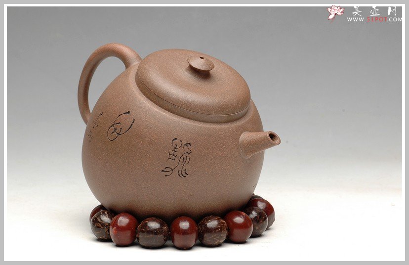 紫砂壶图片：经典 拙味 全手浅刻山水龙蛋 - 美壶网