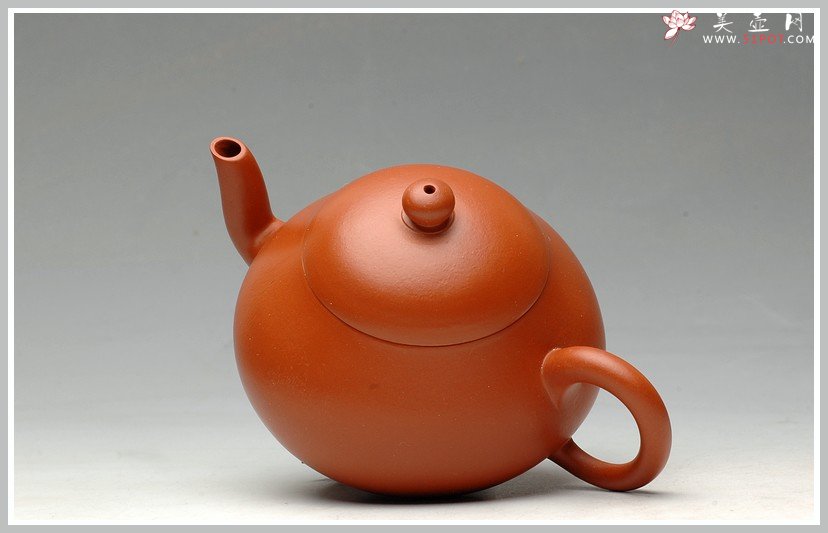紫砂壶图片：古拙之味  全手朱泥梨形  手中无梨式，难以言茗事 - 美壶网