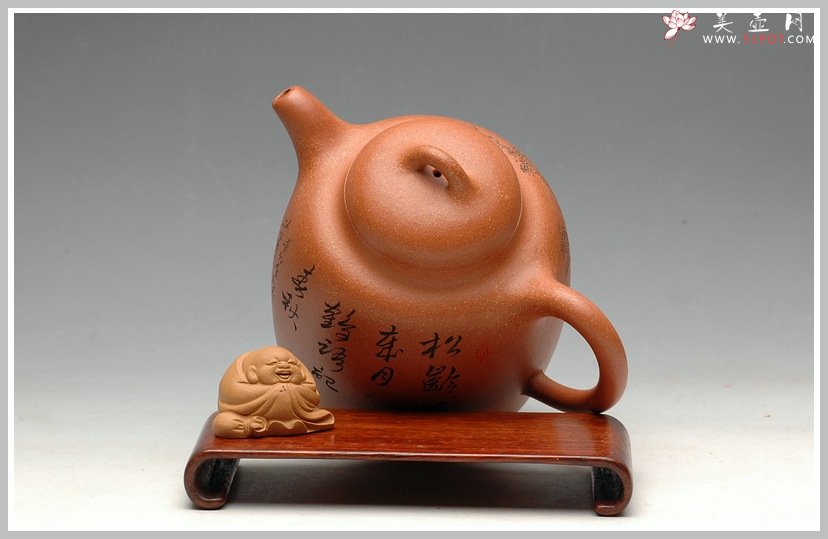 紫砂壶图片：饱满厚重 高古聚德 优质烁金降坡泥 全手代表作高士壶 张听刚老师装饰 - 美壶网