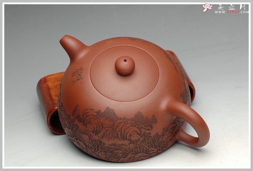 紫砂壶图片：通景山水 经典 全手半月 辛卯年力作 - 美壶网