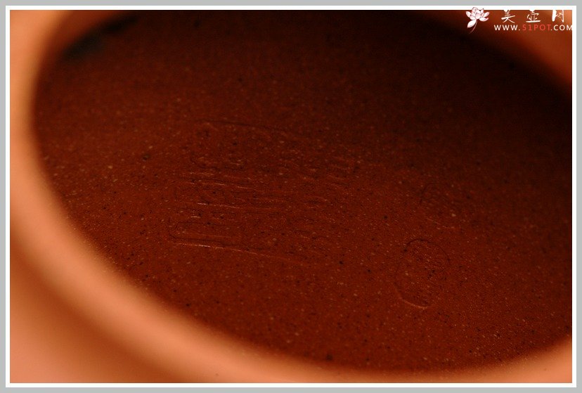 紫砂壶图片：饱满厚重 高古聚德 优质烁金降坡泥 全手代表作高士壶 张听刚老师装饰 - 美壶网