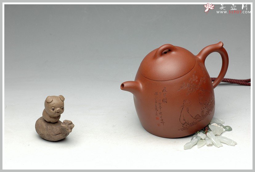 紫砂壶图片：刻绘漂亮 实用佳品 优质清水泥 顾式秦权 - 美壶网