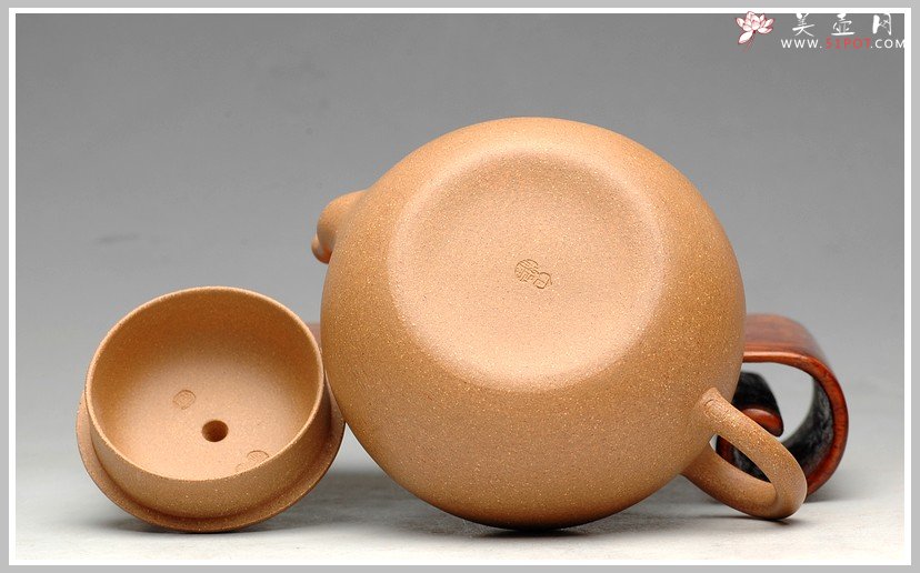 紫砂壶图片：拙与灵并存 追摹古风  优质段泥 全手汲泉 何卫枫新品 - 美壶网