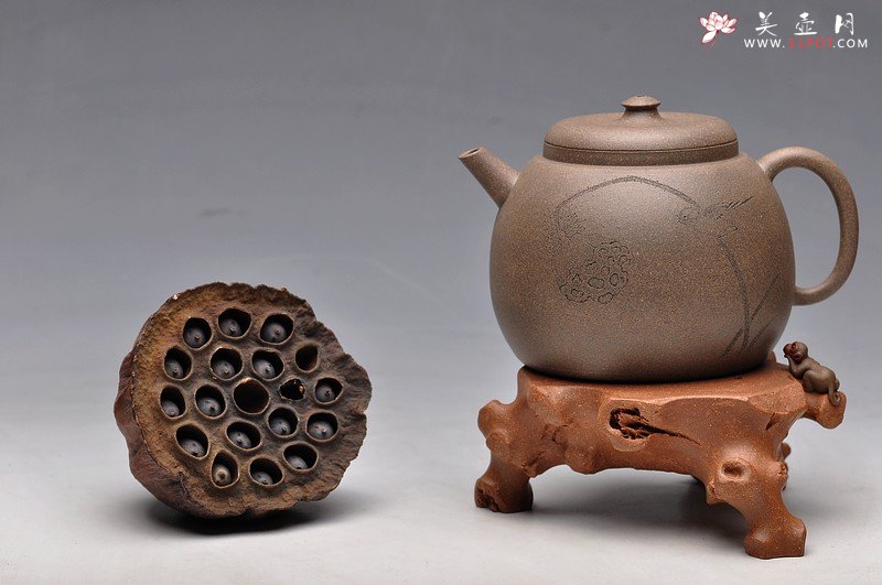 紫砂壶图片：经典中的经典 墨陶刻绘精品莲蓬鸟 万工经典之作 全手莲蓬龙蛋 新年龙运亨通 - 美壶网