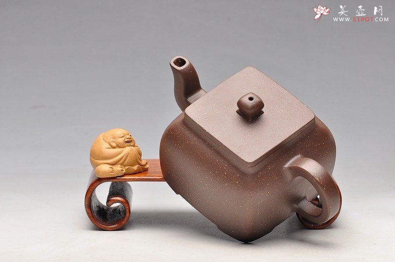 紫砂壶图片：工精实力派 方圆体味 老味紫泥 全手简洁小四方 - 美壶网