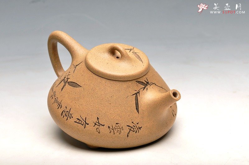 紫砂壶图片：优质段泥 器形周正 舒服合手 全手刻竹子冶石瓢 - 美壶网