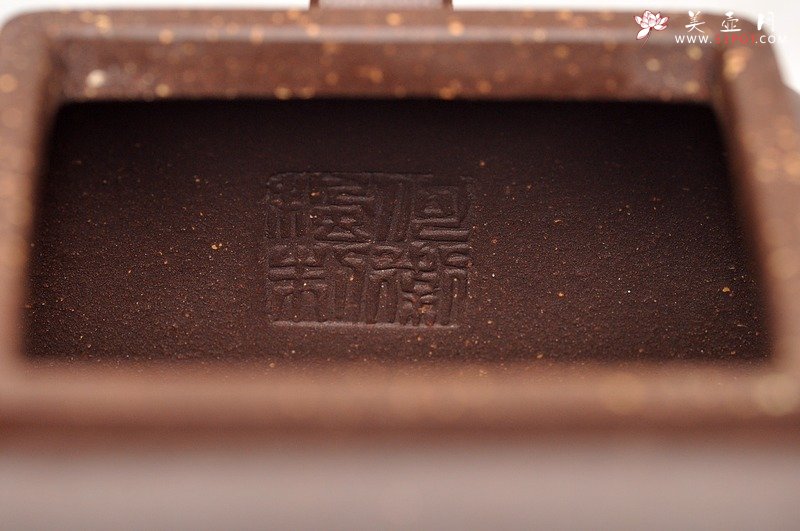 紫砂壶图片：工精实力派 方圆体味 老味紫泥 全手简洁小四方 - 美壶网