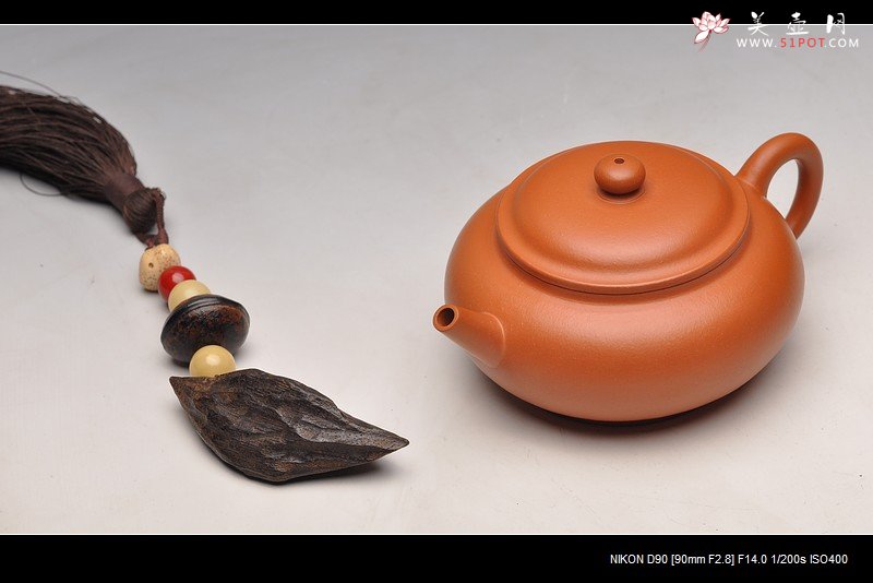 紫砂壶图片：敦厚朴实 优质朱泥  杀铁利器 全手直流宫灯 - 美壶网