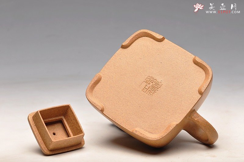 紫砂壶图片：实力派何卫枫 辛卯年巨献新品 全手工孤菱 气度不凡 - 美壶网