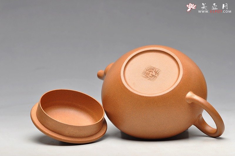 紫砂壶图片：线条流畅 优美 精品老段泥 全手儒行 - 美壶网