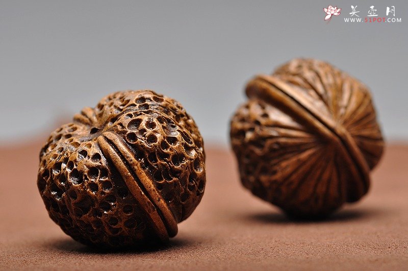 紫砂壶图片：双鱼挂坠 精品茶宠 小水牛 核桃 - 美壶网