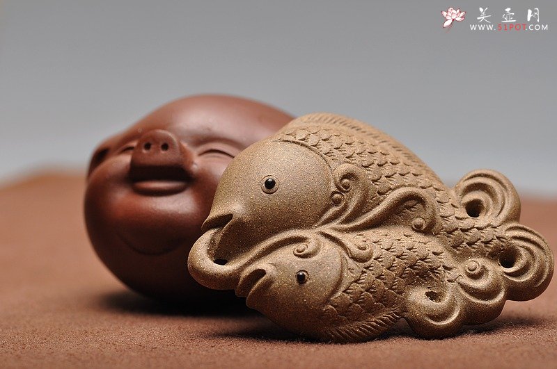 紫砂壶图片：双鱼挂坠 精品茶宠 小水牛 核桃 - 美壶网