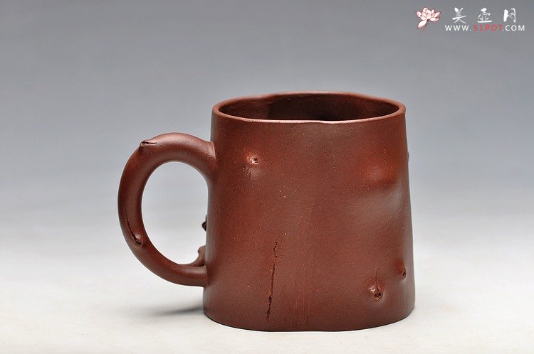 紫砂壶图片：一对松梅搭配：） 降坡泥和地槽青 全手梅花单杯 - 美壶网