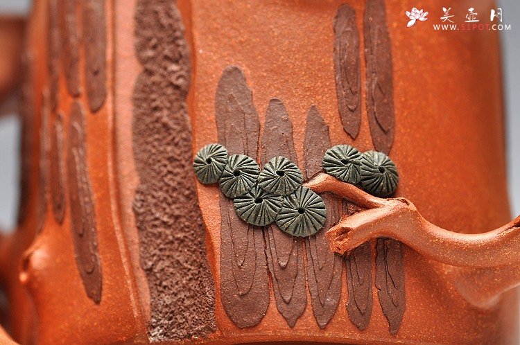 紫砂壶图片：一对松梅搭配：） 降坡泥和地槽青 全手梅花单杯 - 美壶网