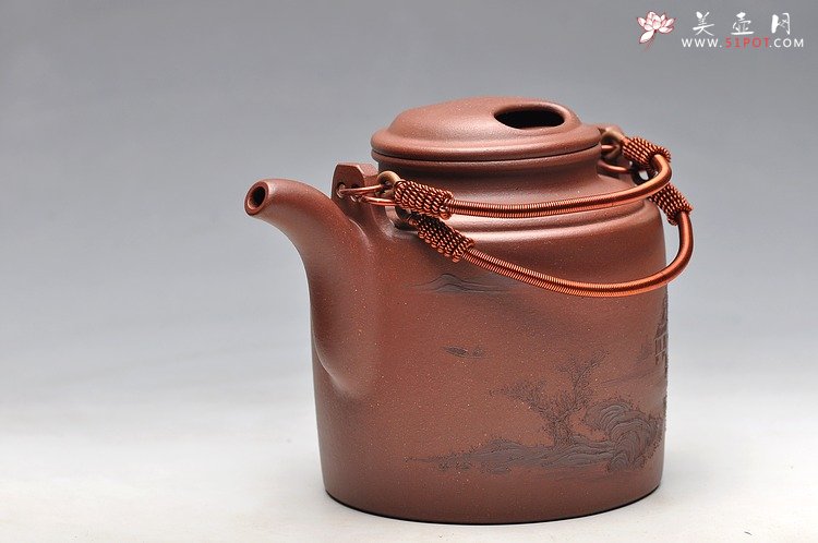 紫砂壶图片：猪肝色底槽青 仅此一把 全手洋桶 精彩泥绘山水 不接受定制 - 美壶网