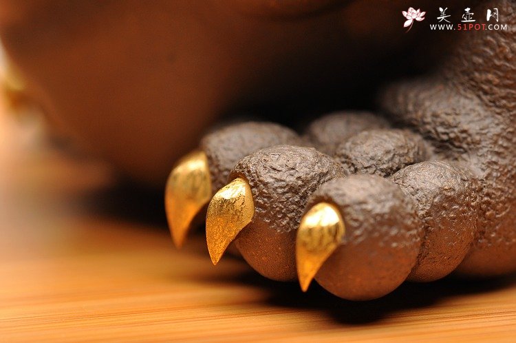 紫砂壶图片：徐秀棠高徒范志峰〖金钱多多〗香港大世界收藏 24K金 - 美壶网