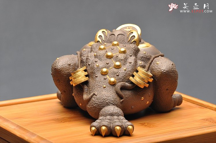 紫砂壶图片：徐秀棠高徒范志峰〖金钱多多〗香港大世界收藏 24K金 - 美壶网