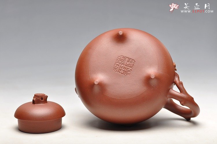 紫砂壶图片：惊艳双色立体梅花 颇有气势  梅花乳鼎 - 美壶网