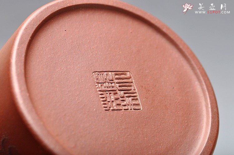 紫砂壶图片：猪肝色底槽青 仅此一把 全手洋桶 精彩泥绘山水 不接受定制 - 美壶网