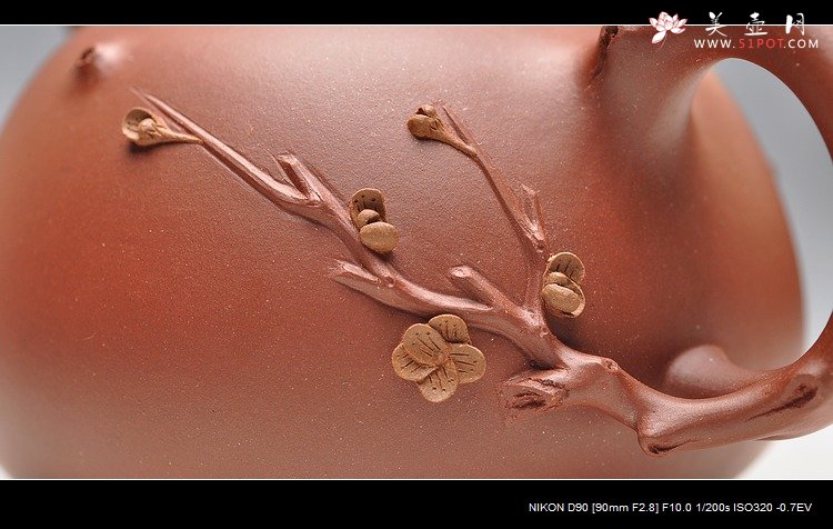 紫砂壶图片：惊艳双色立体梅花 颇有气势  梅花乳鼎 - 美壶网