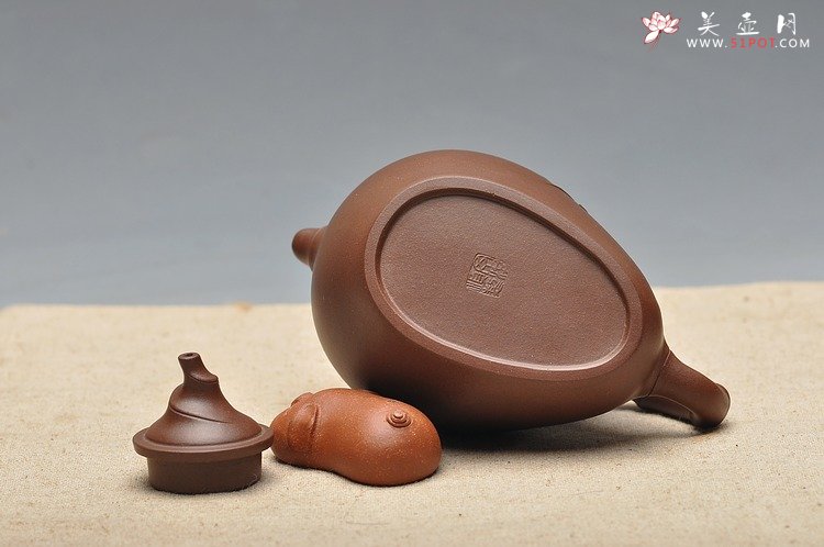 紫砂壶图片：90年代初 仿品 葫芦竹 正宗黑星土 - 美壶网