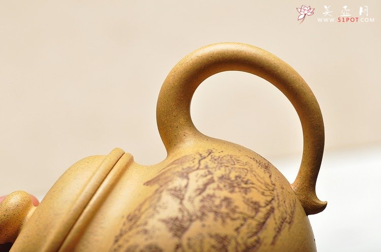 紫砂壶图片：古朴经典 儒雅得体 通景山水 莲子 - 美壶网