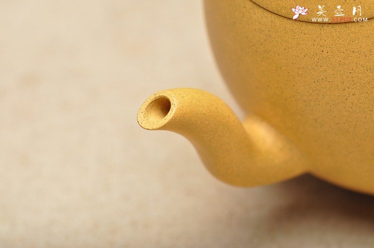 紫砂壶图片：本山绿 窈窕迷人 全手鹅蛋 - 美壶网