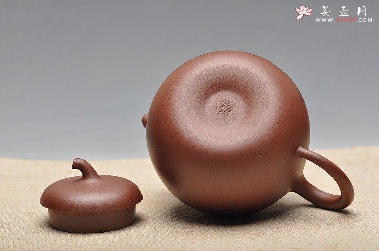 紫砂壶图片：传统实用之作  顾式茄段 舒展优美 - 美壶网