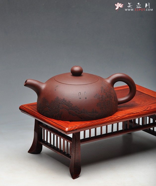 紫砂壶图片：实力体现 全手难度 大半月 通景山水 精品 - 美壶网