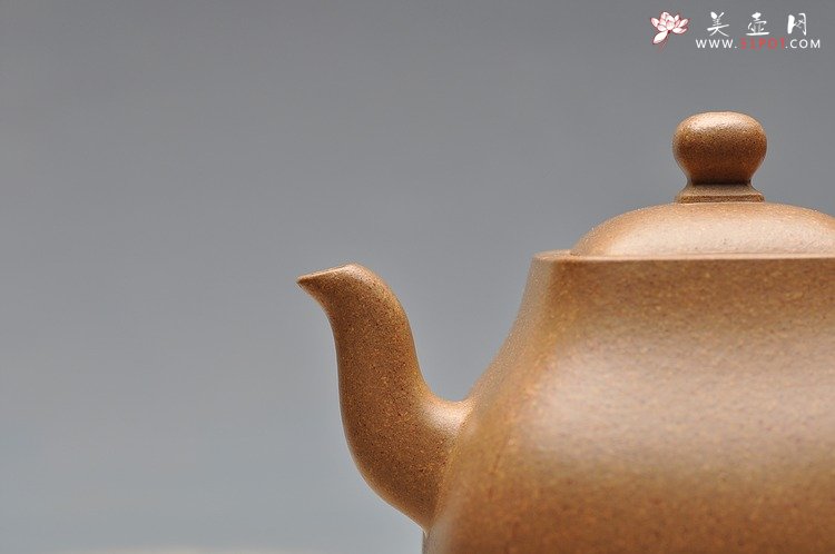 紫砂壶图片：何卫枫全手新品 高古典雅 敦厚君子 墩方 - 美壶网