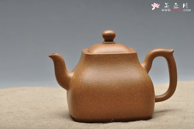 紫砂壶图片：何卫枫全手新品 高古典雅 敦厚君子 墩方 - 美壶网