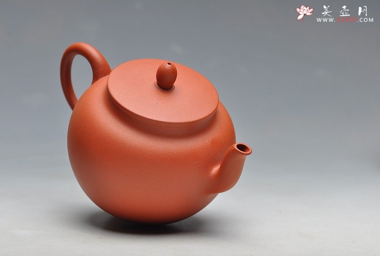 紫砂壶图片：线条流畅 挺拔优雅 全手红泥迎春 静如处子 - 美壶网
