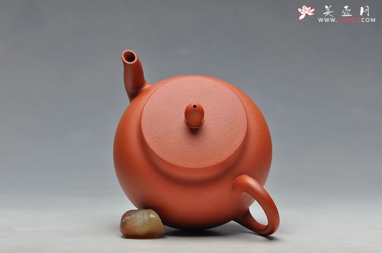 紫砂壶图片：线条流畅 挺拔优雅 全手红泥迎春 静如处子 - 美壶网