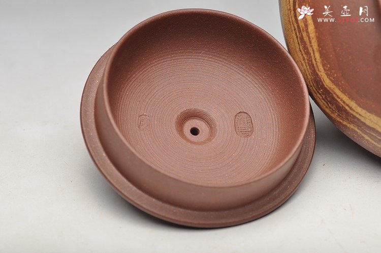 紫砂壶图片：俊秀神怡 通透绞泥加铺砂 全手笑云 - 美壶网