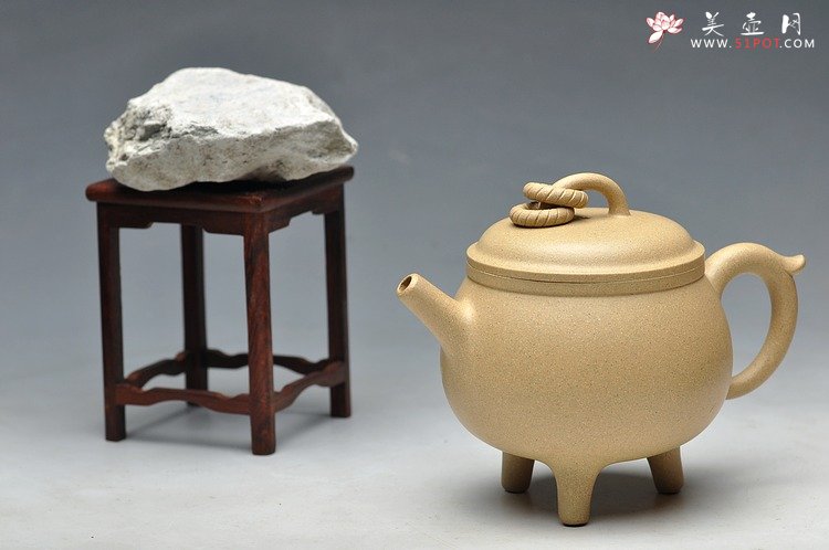 紫砂壶图片：三足串顶  美壶网供料 优质本绿 挺拔俊秀 - 美壶网