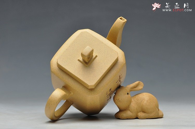 紫砂壶图片：全手镶片 高八方 老味十足 刻绘老辣 - 美壶网