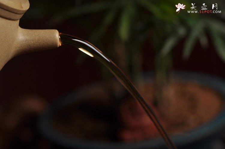 紫砂壶图片：三足串顶  美壶网供料 优质本绿 挺拔俊秀 - 美壶网