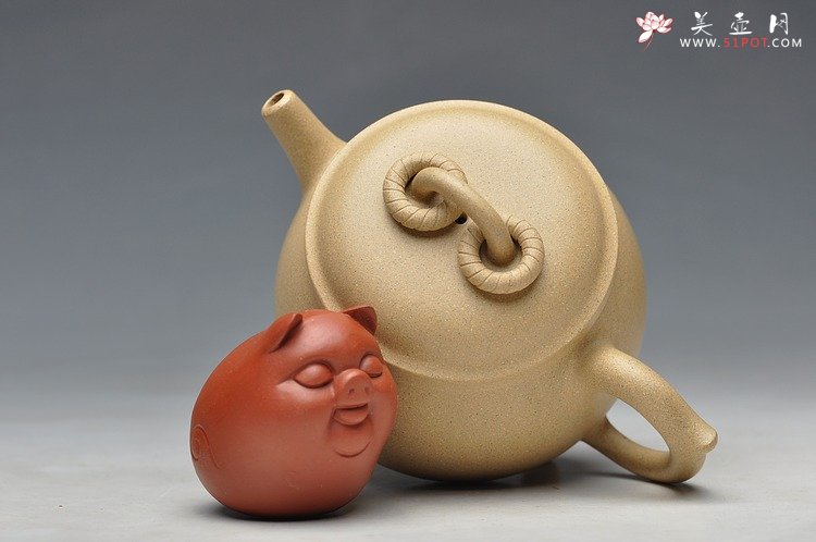 紫砂壶图片：三足串顶  美壶网供料 优质本绿 挺拔俊秀 - 美壶网