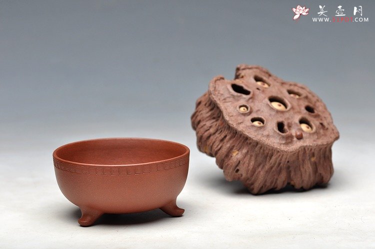 紫砂壶图片：即兴全手制 主人杯 三足回纹杯 此款仅1件  - 美壶网