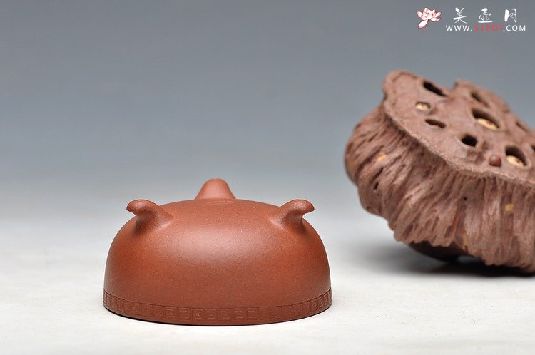 紫砂壶图片：即兴全手制 主人杯 三足回纹杯 此款仅1件  - 美壶网