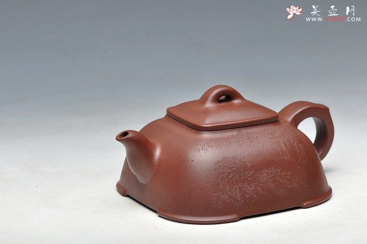 紫砂壶图片：何卫枫全手新品 敦方  蓄势 古味十足 精致可人 通景山水 - 美壶网